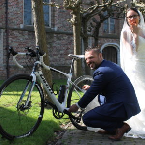 bruidspaar met fiets